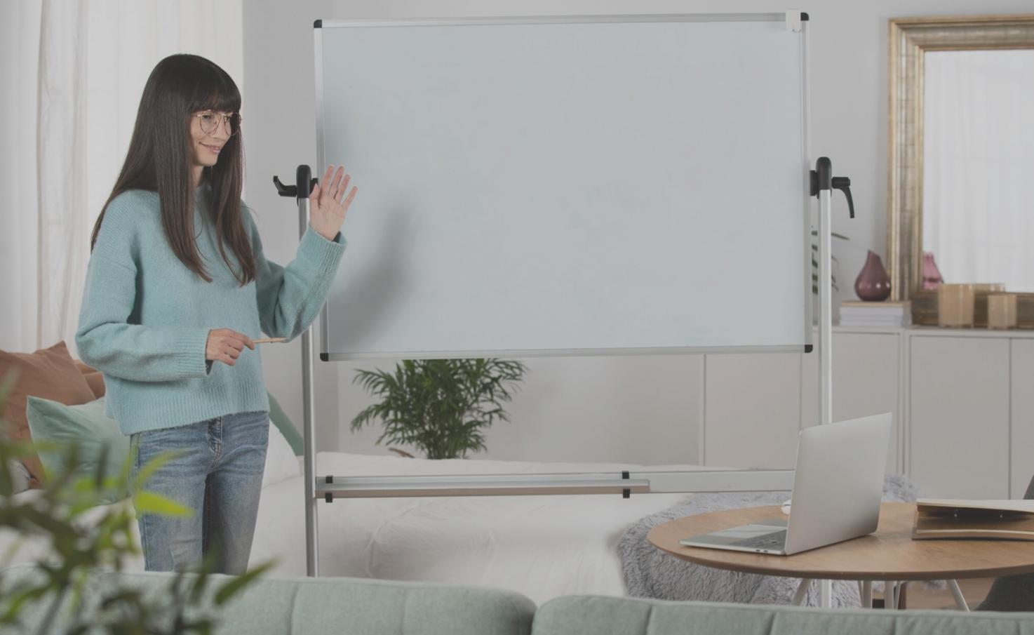 Atelier de formation financière avec des participants travaillant en petits groupes