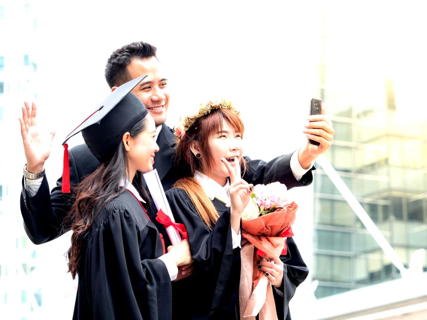 Analyse de documents financiers et tableaux de gestion lors d'un atelier pratique