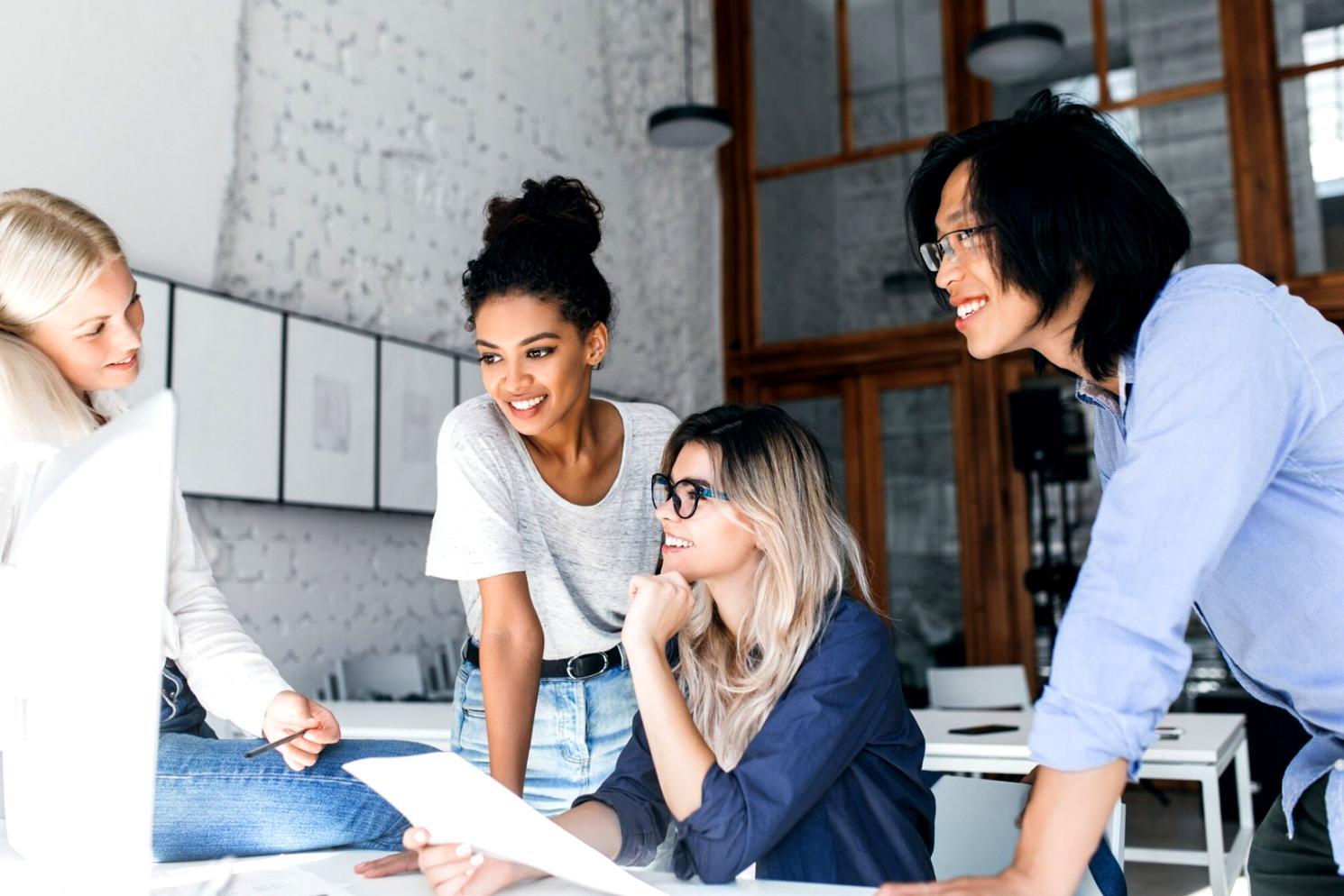 Espace de formation où entrepreneurs et formateurs collaborent sur des projets financiers concrets