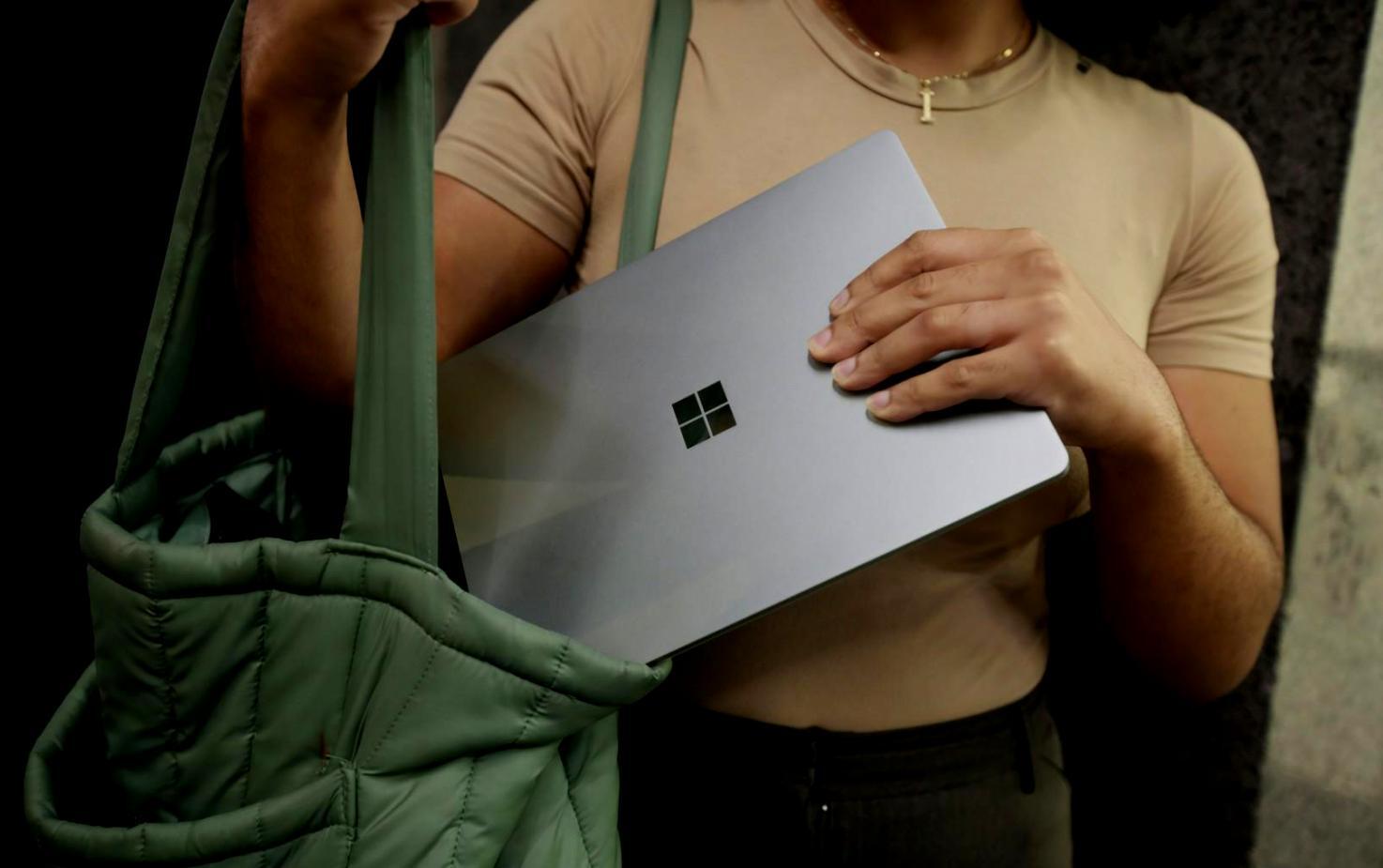 Entrepreneur analysant les finances de son entreprise avec des documents et un ordinateur portable