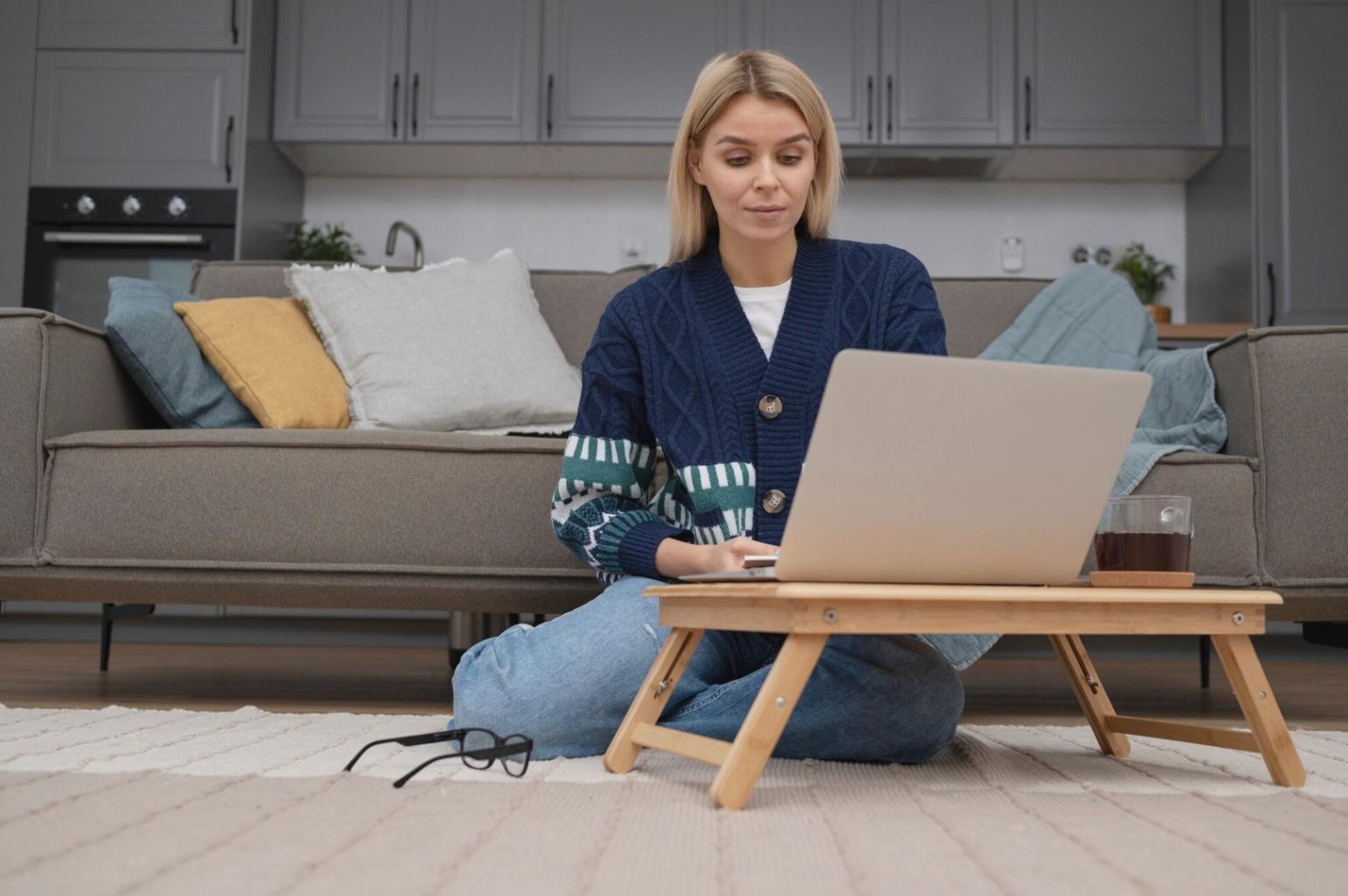 Entrepreneurs travaillant ensemble sur des projections financières lors d'une formation